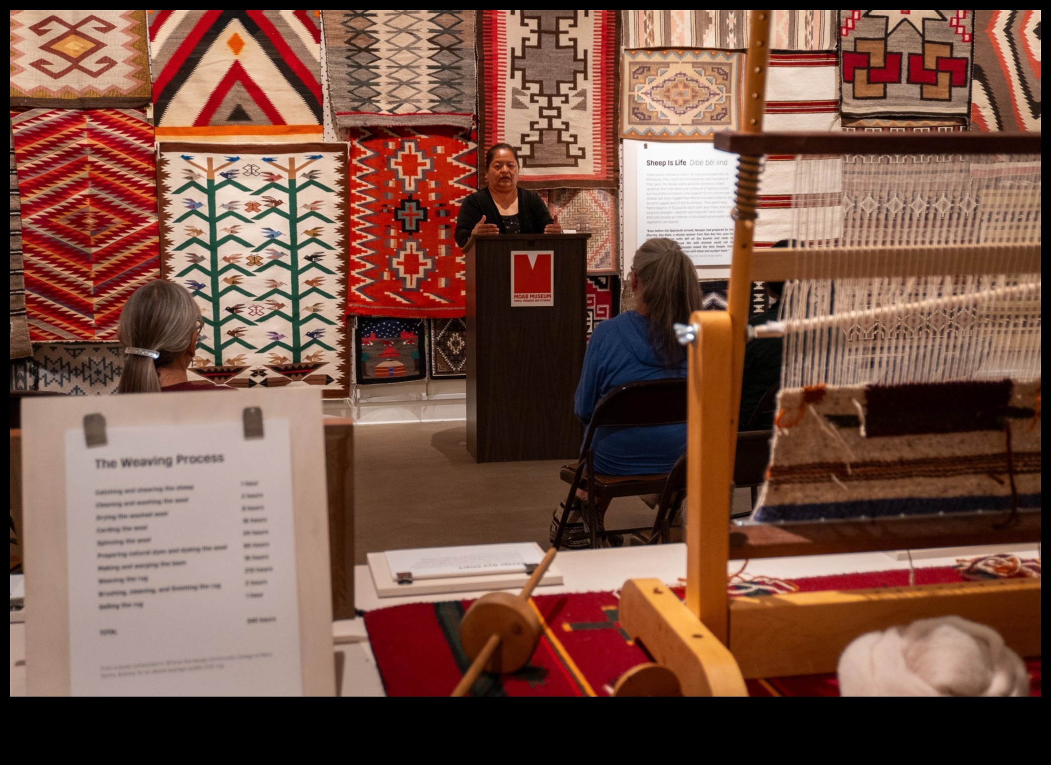 שטיח טמפורלי: אריגה של נרטיבים בצורות אמנות עתיקות