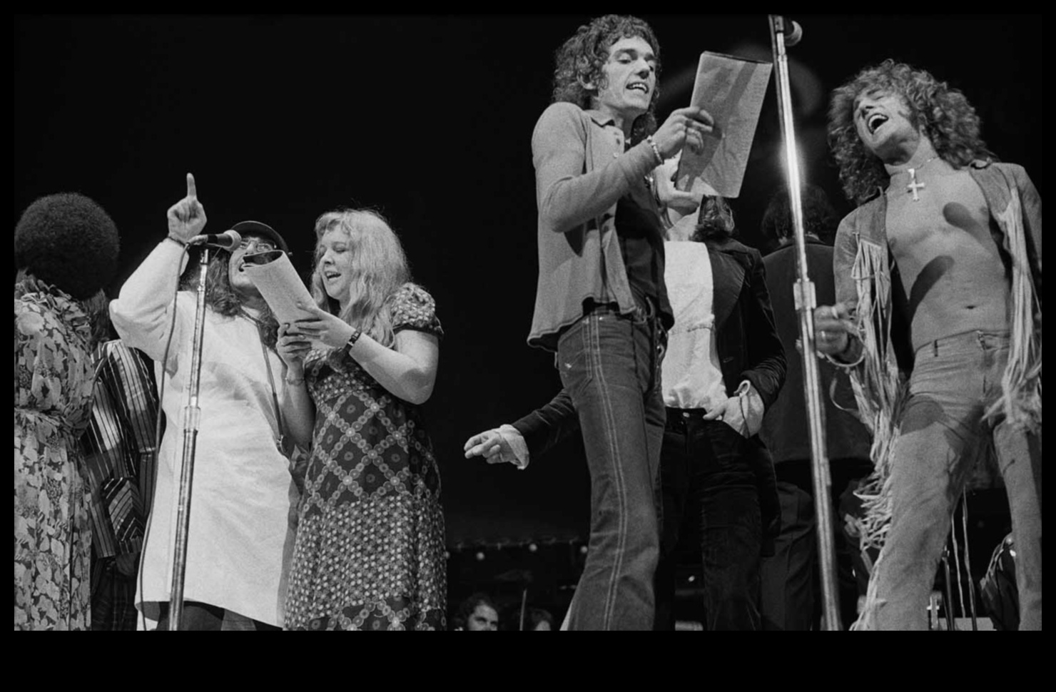 אנסמבלים אפיים: סימפוניה עולמית של ציוני דרך