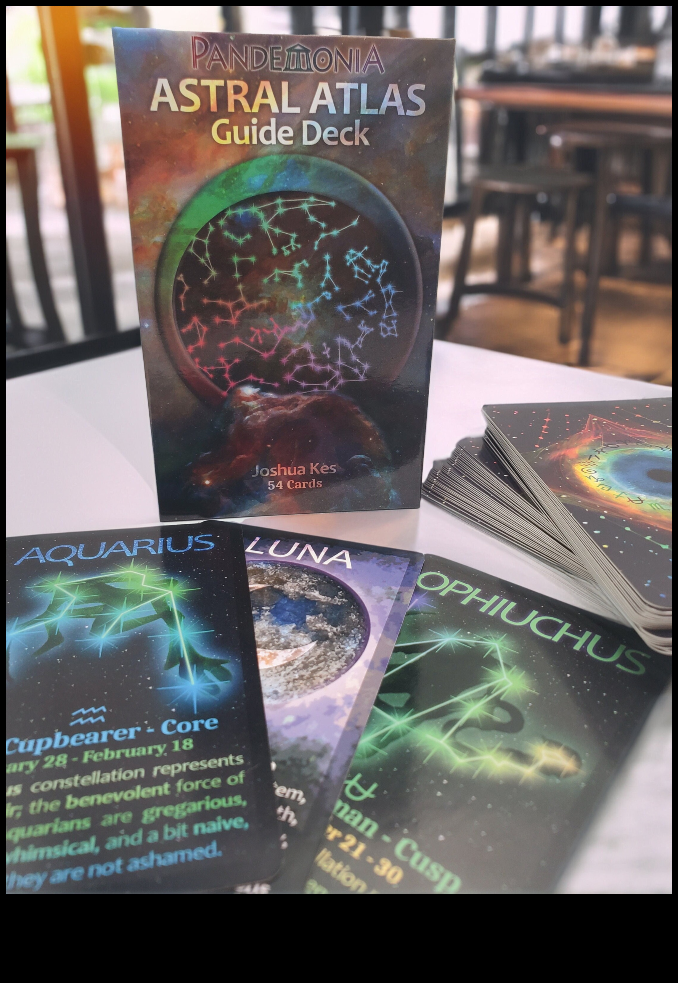 אטלס אסטרלי: שרטוט המסלולים של גופים שמימיים על פני השמים הקוסמיים