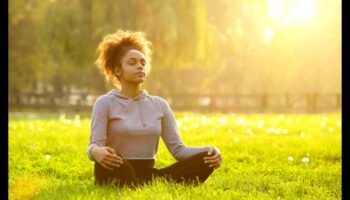 מוחות שלווים: שינוי בריאות הנפש היומית באמצעות מדיטציה